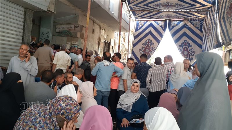 تجمعات كبيرة أمام