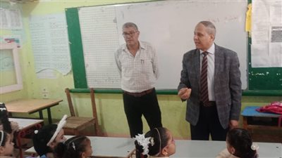 وكيل تعليم كفر الشيخ يتفقد المدارس ويوزع الكتب على الطلاب 
