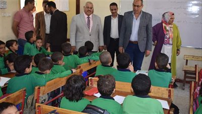 وكيل تعليم سوهاج يتفقد مدرسة أخميم في أول أيام العام الدراسي الجديد (صور)