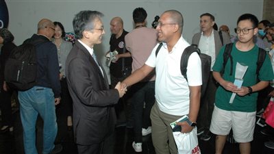 وصول أولى رحلات مصر للطيران من طوكيو إلى القاهرة بتقليد رش المياه (صور)