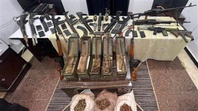 قنابل و4 رشاشات و10 بنادق، العثور على ترسانة أسلحة داخل سيارة بأسوان 