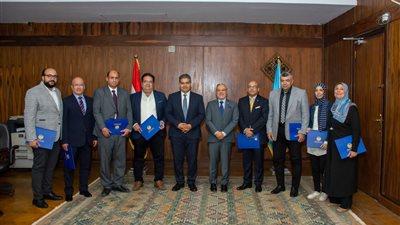 جامعة طنطا تكرم فريقا طبيا نجح في جراحة تركيب جهاز محفز لخلايا المخ العميقة 