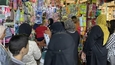 إقبال على شراء الأدوات المدرسية قبل انطلاق الدراسة في القاهرة بساعات (فيديو)