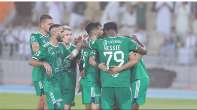 جماهير أهلي جدة ترسم لوحة فنية بمدرجات ملعب الجوهرة وتحيي كريستيانو (فيديو)