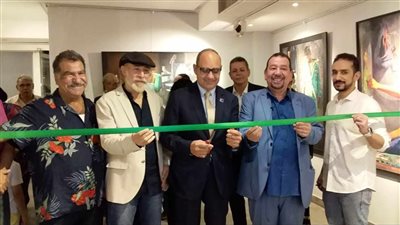 120 عملا فنيا في افتتاح معرض فرسان ضي الرابع (صور)