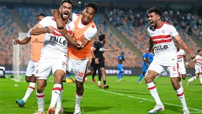 فرحة جنونية للاعبي الزمالك والجهاز الفني مع الجماهير بعد التأهل لمجموعات الكونفدرالية (فيديو)