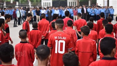 تيشرتات الأهلى ومحمد صلاح تتصدر مشهد أول أيام العام الدراسي الجديد بمدرسة السعيدية (صور)