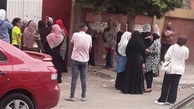  انتظار أولياء أمور طلاب الإسكندرية أمام بوابات المدارس (صور) 