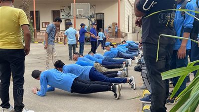 بالضغط والتمارين الرياضية، عقاب الطلاب المتأخرين في أول أيام الدراسة بمدرسة السعيدية (فيديو وصور)