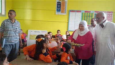  حلوى المولد النبوي وعرائس في استقبال الطلاب بأول أيام العام الدراسي الجديد بالغربية (فيديو)