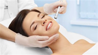  التقشير الألماسي، خطواته وفوائده للبشرة وأضراره والآثار الجانبية