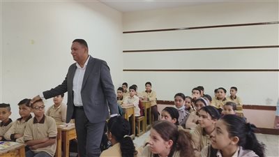 محافظ الدقهلية يرفع حقيبة من كتف تلميذة داخل الفصل المدرسي (فيديو وصور)