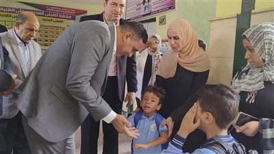 بكاء هستيري لطفل في أول أيام الدراسة ومحافظ الدقهلية يحاول تهدئته (فيديو وصور)