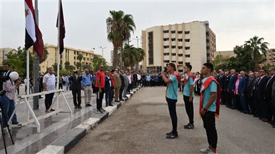 جامعة الفيوم تبدأ العام الدراسي الجديد بتحية العلم (صور)