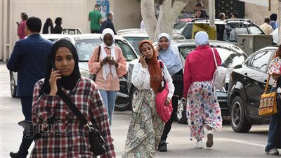 انتظام الطلاب الجدد والقدامى بالجامعات في ثاني أيام الدراسة، تشديدات أمنية مكثفة بجامعة حلوان، والأنشطة الرياضية تتصدر المشهد بعين شمس، والقاهرة تستقبل 260 ألف طالب