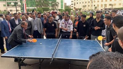 مباراة تنس طاولة بين رئيس جامعة بني سويف والطلاب في أول أيام الدراسة (صور)