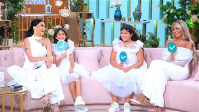 غادة عبد الرازق وابنتها وحفيدتاها ضيوف «معكم منى الشاذلي» (صور) 