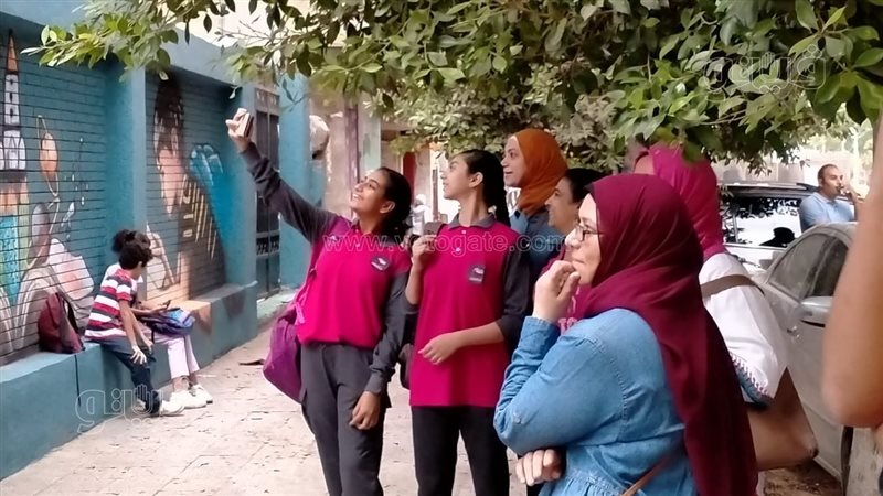 طلاب المدارس يلتقطون