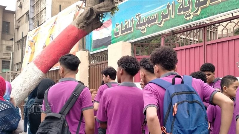 وقوف الطلاب أمام