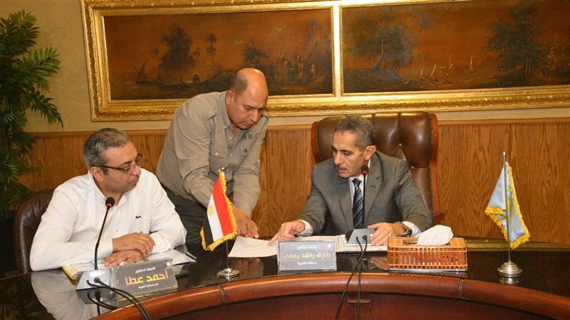 محافظ الغربية يعقد