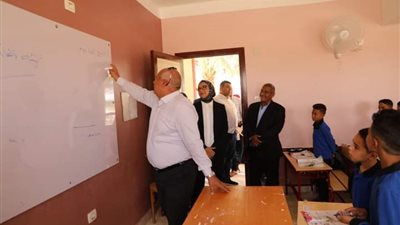 محافظ الوادي الجديد يشرح على السبورة ويطمئن على انتظام العملية التعليمية 