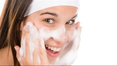 مقشر طبيعي ببذور الكتان لبشرة ناعمة كالحرير وخالية من المشاكل