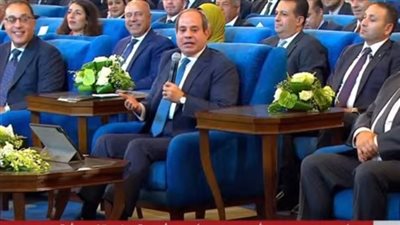 السيسي يدخل في نوبة ضحك بعد تجاهل وزير الزراعة منظومة الري الحديثة