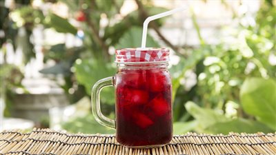 فوائد الكركديه، قدميه كمشروب يومي لتقوية المناعة ومحاربة الأنيميا ولكن دون إفراط 