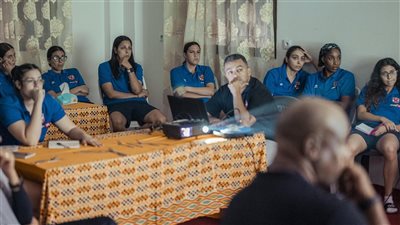 عادل يعقد محاضرة بالفيديو لـ 