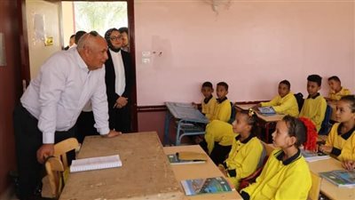 غرائب وطرائف أول يوم دراسي، تلميذان يدخلان في غفوة أثناء زيارة محافظ القليوبية، ومباراة تنس طاولة بين رئيس جامعة بني سويف والطلاب (صور)