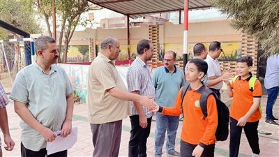 معلمو مدرسة بكفر الشيخ يستقبلون الطلاب بممر شرفي ويصافحونهم (صور)