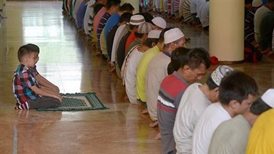 ما حكم صلاة الصبي المُميِّز في الصف الأول؟ الإفتاء تجيب