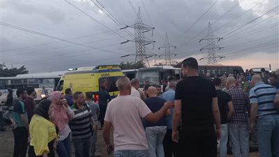 إصابة 52 عاملا في تصادم 5 أتوبيسات وميكروباص بصحراوي الإسكندرية (صور) 