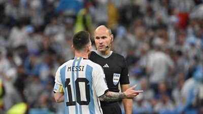 حكم إسباني معتزل يكشف كواليس اعتذار ميسي بعد تصريحاته الهجومية بالمونديال