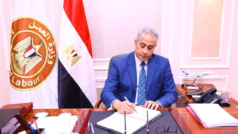 حسن شحاتة وزير العمل،