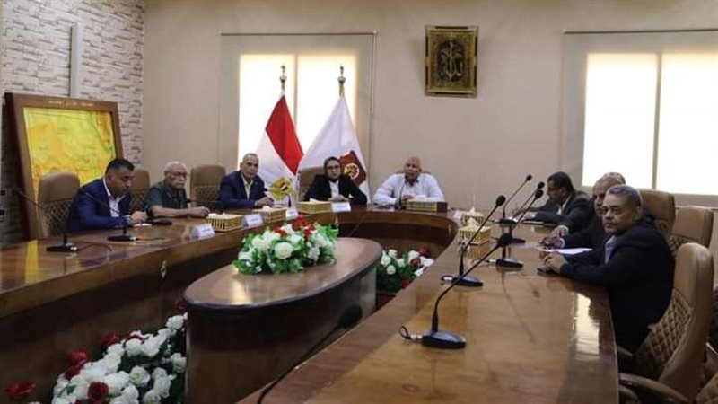 إجتماع محافظ الوادى
