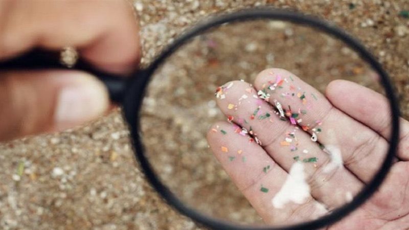 أمطار بلاستيكية،
