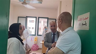 وكيل وزارة الصحة بالقليوبية يشيد بعيادات الجلدية والجذام ببنها 