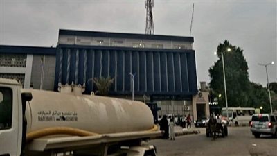 معدات وسيارات شفط بالطرق الرئيسية لمواجهة الأمطار بالجيزة (صور)