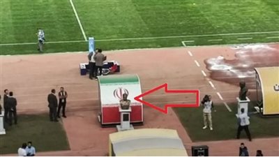 شاهد، ماذا فعلت جماهير إيران بتمثال قاسم سليماني بعد إلغاء مباراة اتحاد جدة (فيديو)