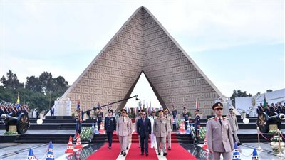 السيسي يضع أكاليل الزهور على النصب التذكارى ويترأس المجلس الأعلى للقوات المسلحة (فيديو وصور)