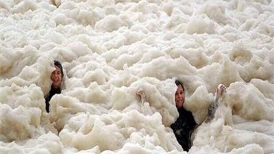 ظاهرة زبد البحر على شواطئ بورسعيد تثير الجدل بين المواطنين.. شائعات تزعم تسببها في تسمم الأسماك، والحكومة توضح الحقيقة