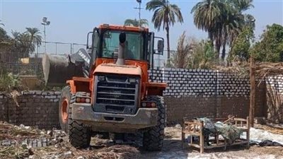 إزالة تعدي على أرض زراعية بمدينة الأقصر