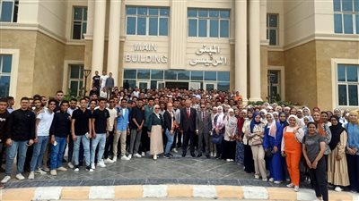 “فرحات” يتابع انتظام الدراسة بجامعة المنيا الأهلية ويلتقي بالطلاب