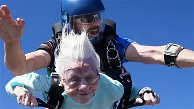 معمرة أمريكية تبلغ من العمر 104 أعوام تحلم بتحطيم الرقم القياسي للقفز بالمظلات