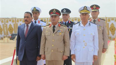 وزير الدفاع ينيب قادة الجيوش الميدانية لوضع أكاليل الزهور احتفالا بذكرى انتصارات أكتوبر 