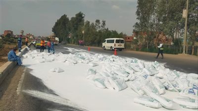 سقوط شكائر جبس من سيارة نقل بطريق الإسماعيلية بورسعيد (صور) 