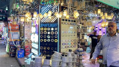 أسعار الأدوات الكهربائية في سوق العتبة.. النجف يبدأ من 900 جنيه والمصابيح الليد أبرز المعروضات (فيديو)