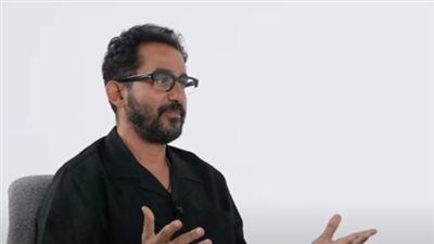 أحمد حلمي يكشف سر سعادته مع منى زكي وقصة غيابه عن الفن (فيديو)