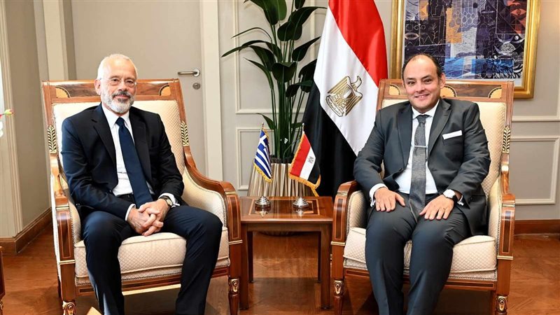 وزير الصناعة خلال